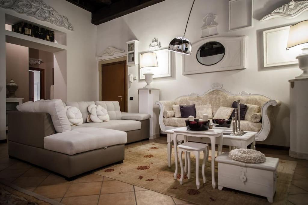 Piazza Erbe Luxury Apartment Verona Bagian luar foto