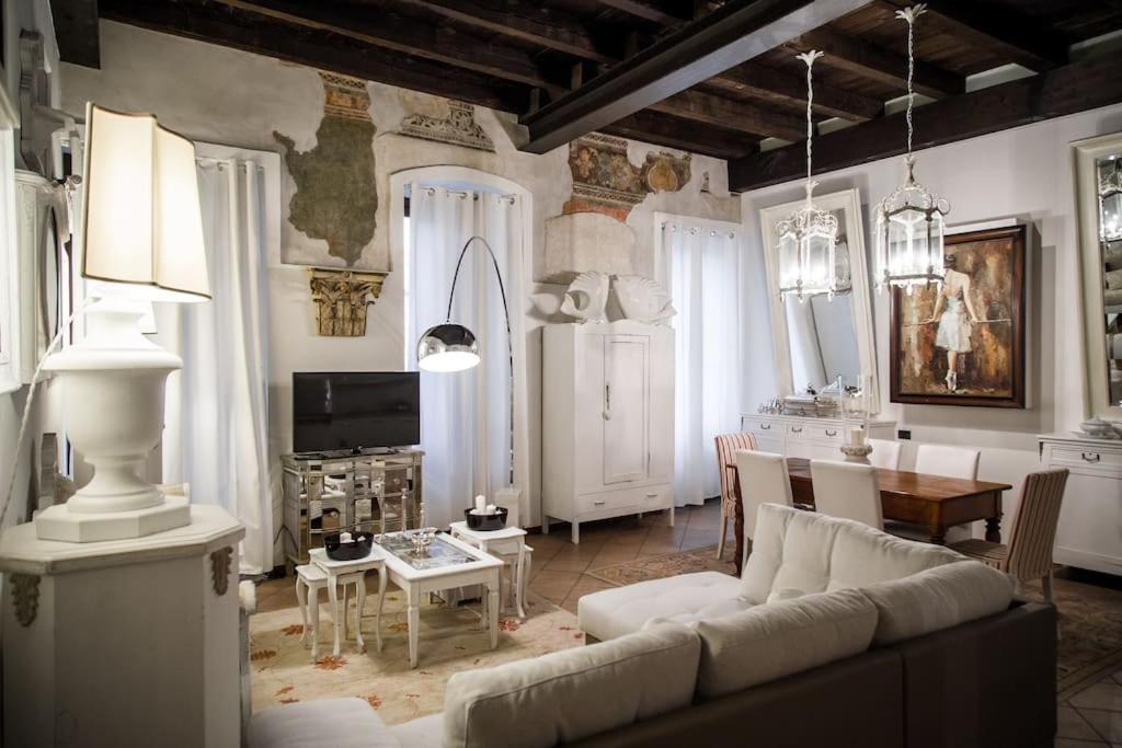 Piazza Erbe Luxury Apartment Verona Bagian luar foto